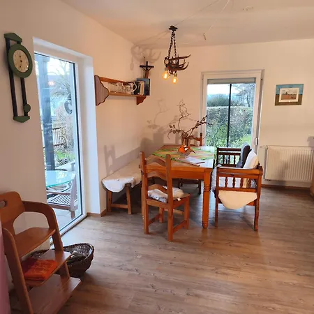 Mit 3 Schlafzimmer In Seenaehe 度假居