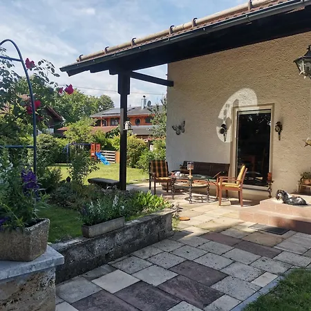Mit 3 Schlafzimmer In Seenaehe 度假居 Wielenbach
